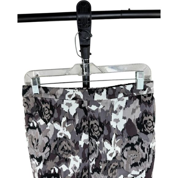 Isaac Mizrahi Live! Petite 24/7 Stretch Bermuda Shorts Black Floral 6 Petite - Picture 4 of 9